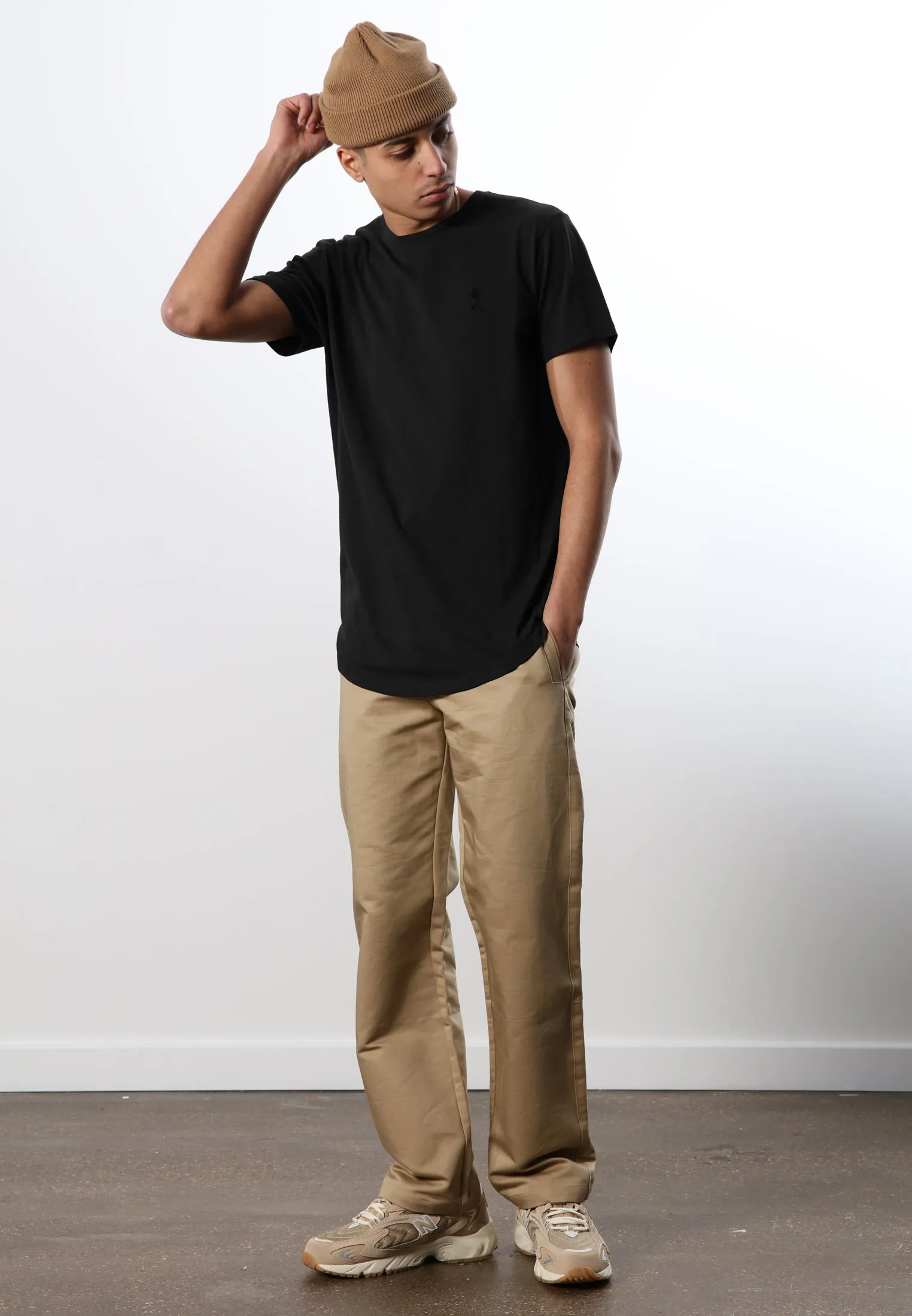 ESSENTIAL CURVED HEM BLACK T-SHIRT